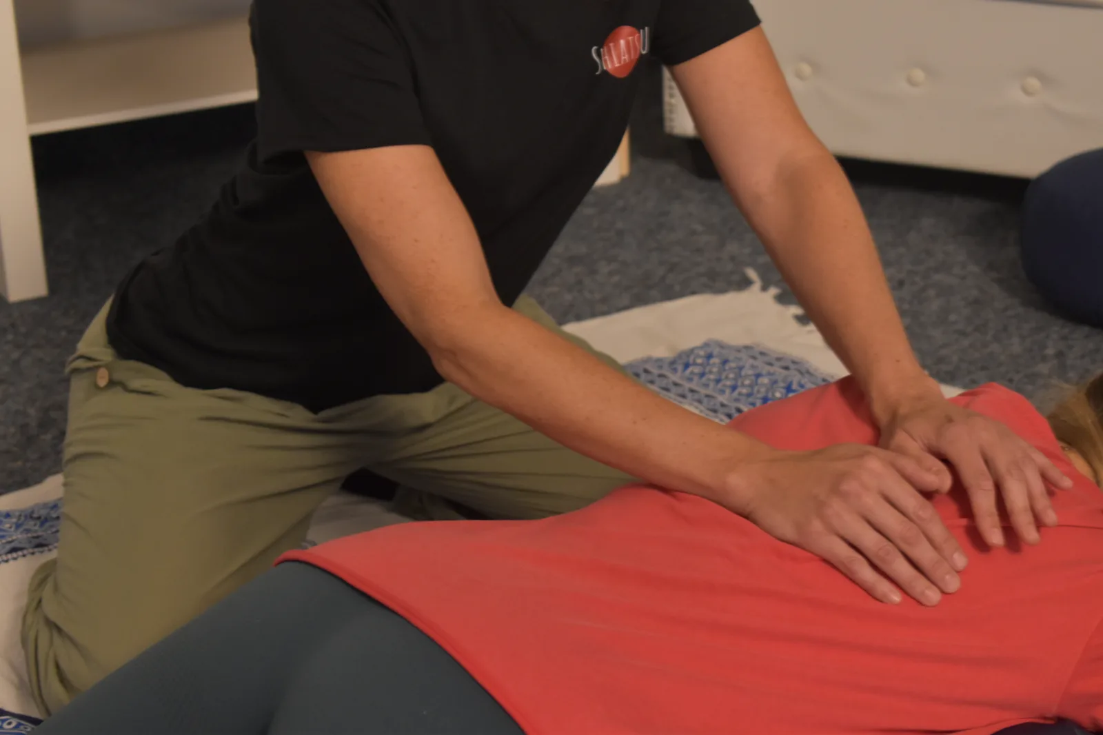 Holistic-Pulsing-Behandlung mit sanftem Handkontakt
