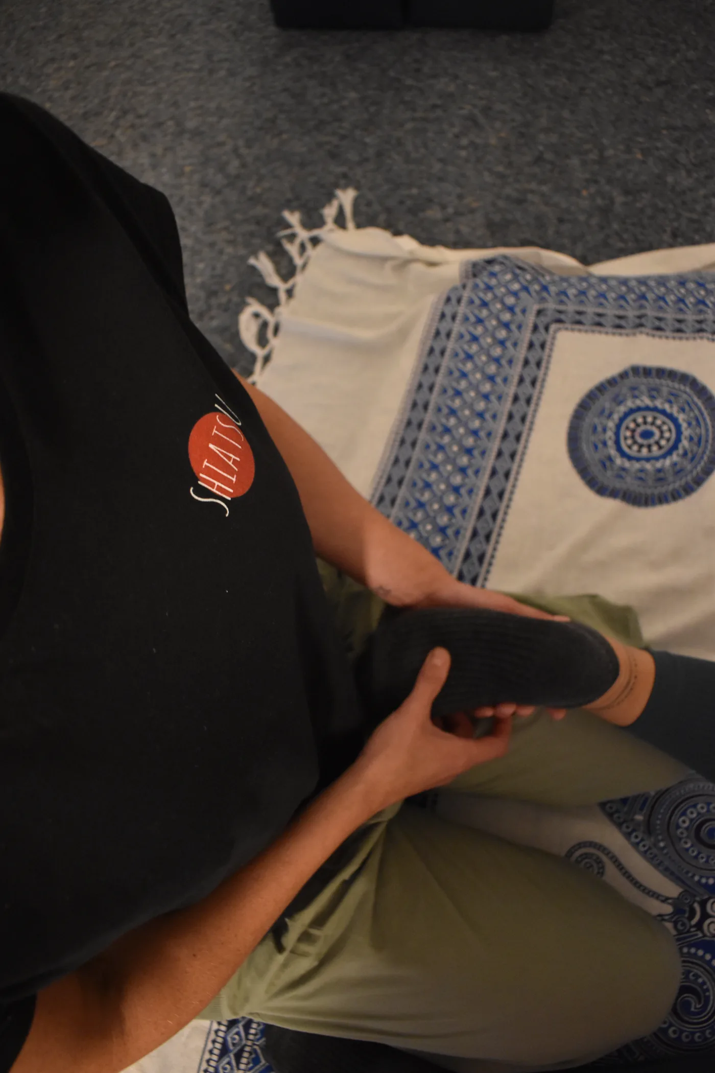 Shiatsu-Behandlung mit behutsamer Arbeit am Bein